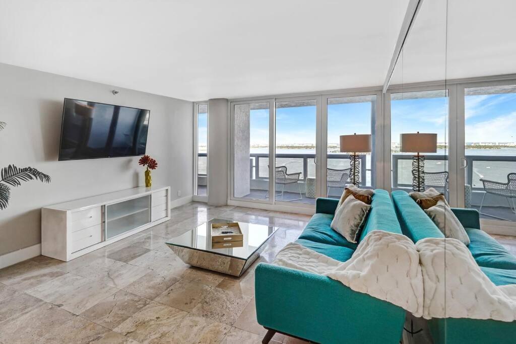 The Audrey! Penthouse With Direct Water Views! Appartement