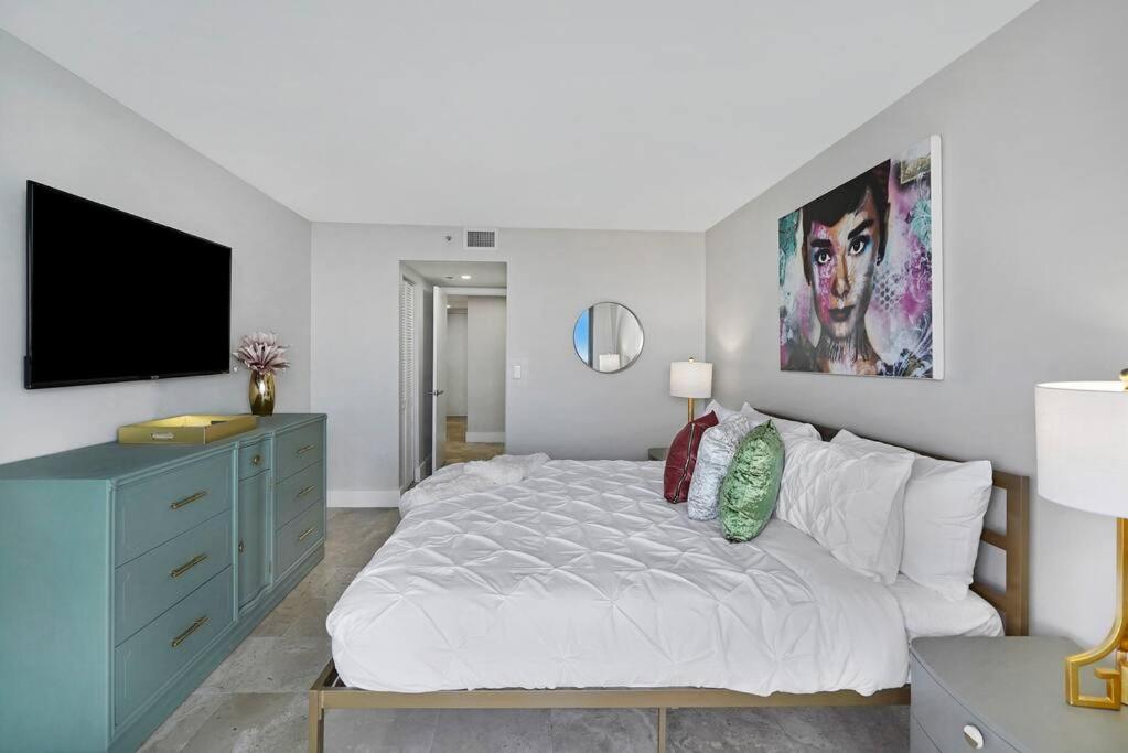 The Audrey! Penthouse With Direct Water Views!